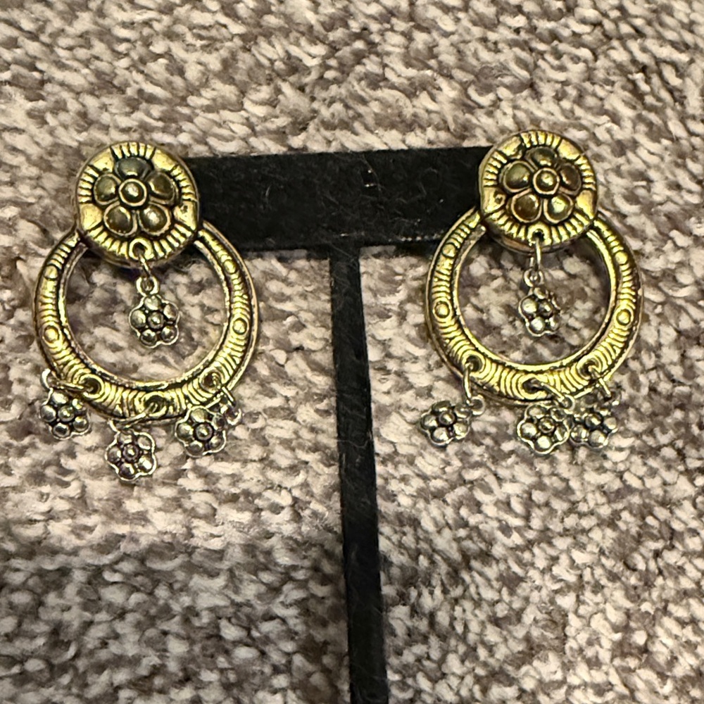 Vintage-Inspired Gold Floral Drop Earrings